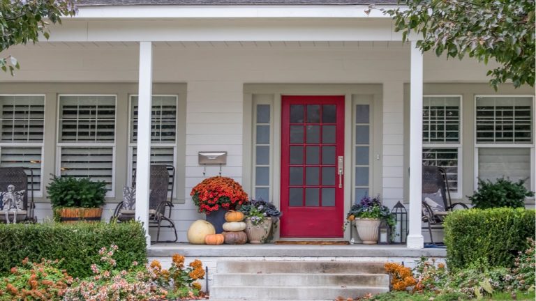 How to Make Your House Look Nice Outside: 10 Easy Tips for Curb Appeal