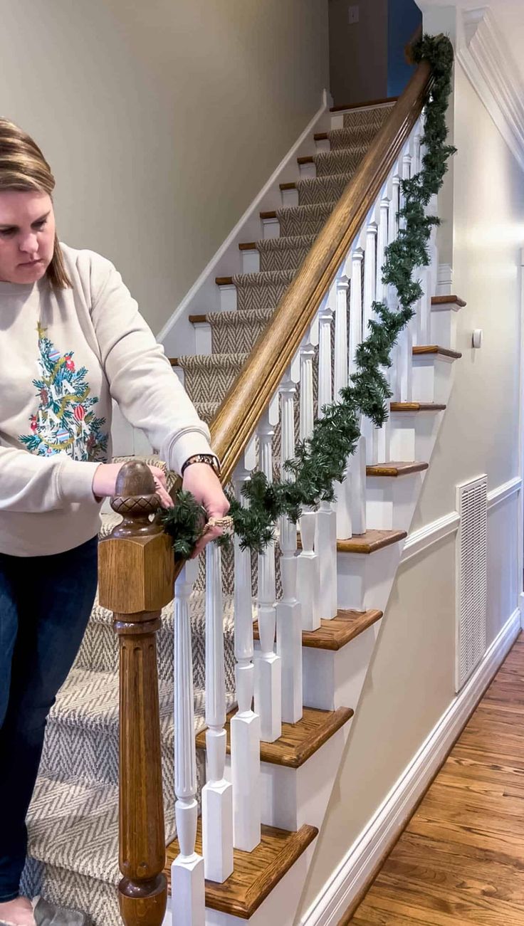 How to Put Garland on a Staircase: Step-by-Step Guide for Stunning Decor