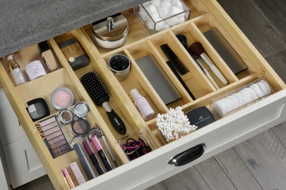How to Quickly Organize Bathroom Drawers
